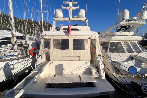 2003 Ferretti 680